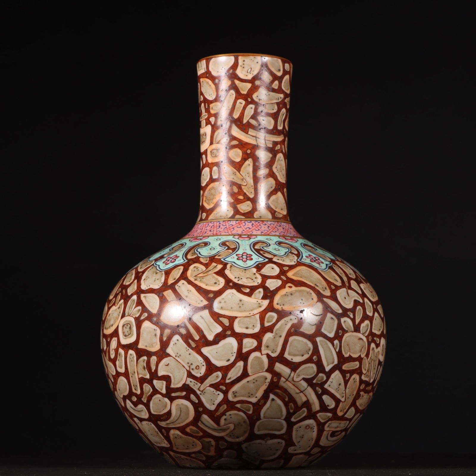 A pastel pebble pattern glazed celestial ball vase made in the Yongzheng period of the Qing Dynasty (1 of 9)