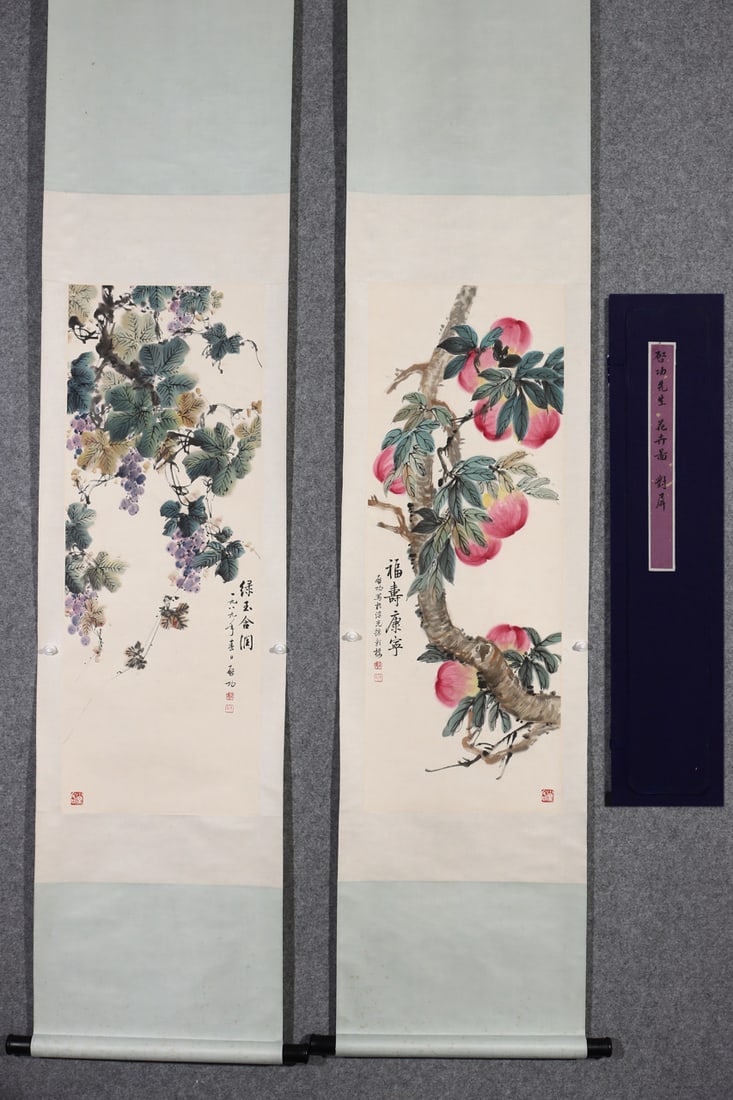 A pair of flower pictures of Qi Gong: Qi Gong's flower picture Size:96x46cm (The Dimensions Of All Batches Are Manually Measured.If You Need More Detailed Information, Please Contact Our Customer Service Before Bidding.)