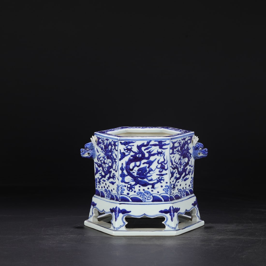 A blue and white sea dragon pattern animal ear Bafang wash made in the Jiajing period of the Ming: The blue and white seawater dragon pattern beast ears made in the Jiajing Year of the Ming Dynasty are washed in all directions Size:H:17.5cmCalibre:15cmD:22cm (The Dimensions Of All Batches Are Manua