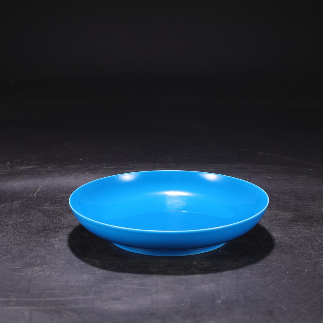 A large plate of lake blue glaze made in the Yongzheng era of the Qing Dynasty (1 of 9)