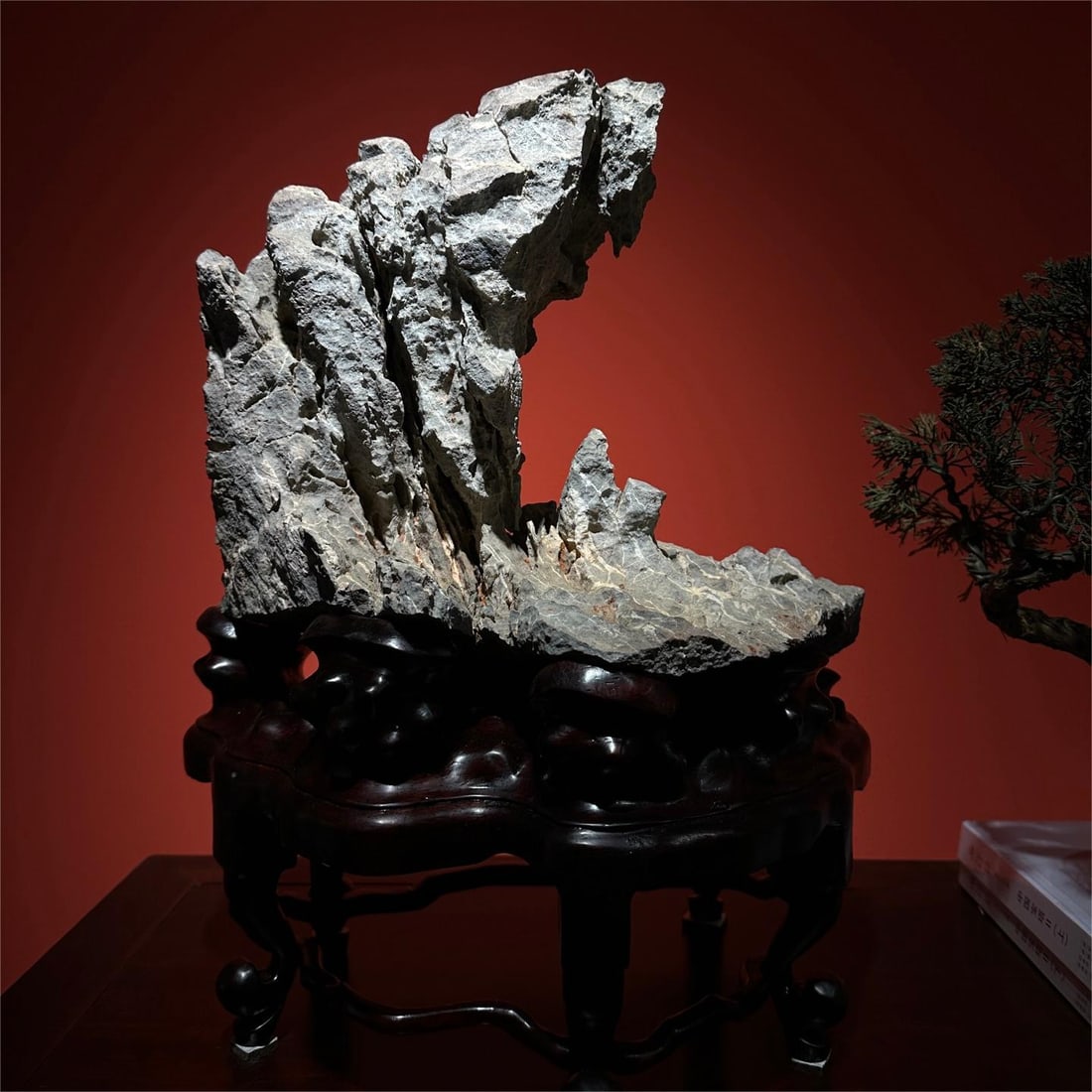 A beautiful English stone sea view: Exquisite Yingshi Guanhai Size:H:47cmW:34cmT:23cm (The Dimensions Of All Batches Are Manually Measured.If You Need More Detailed Information, Please Contact Our Customer Service Before Bidding.)