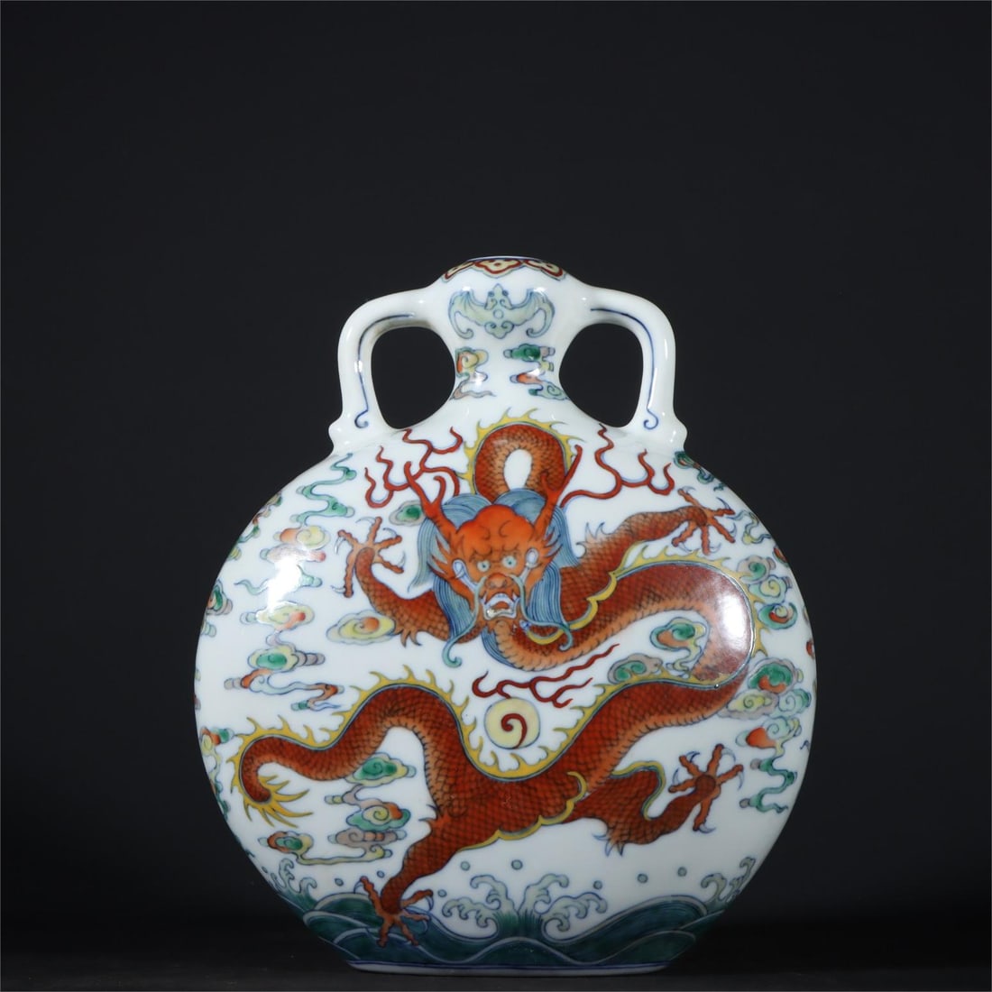 A flat bottle with a Doucai seawater cloud dragon pattern made in the Qianlong period of the Qing (1 of 9)