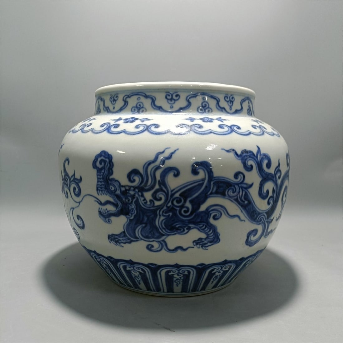 A blue and white dragon pattern jar made in the Xuande period of the Ming Dynasty (1 of 9)