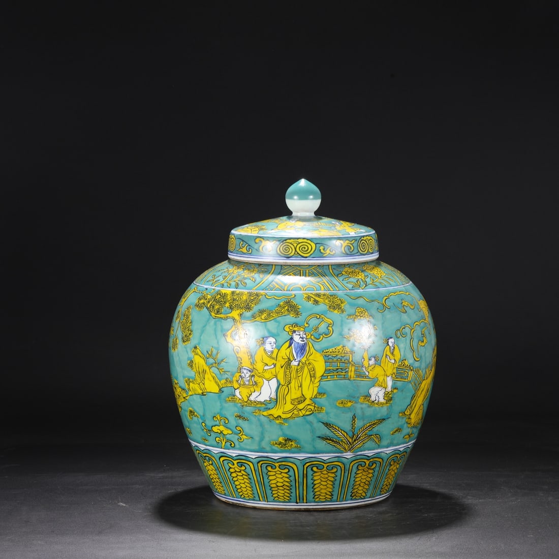 A large lid jar of green-field yellow figures made in the Ming Dynasty (1 of 9)