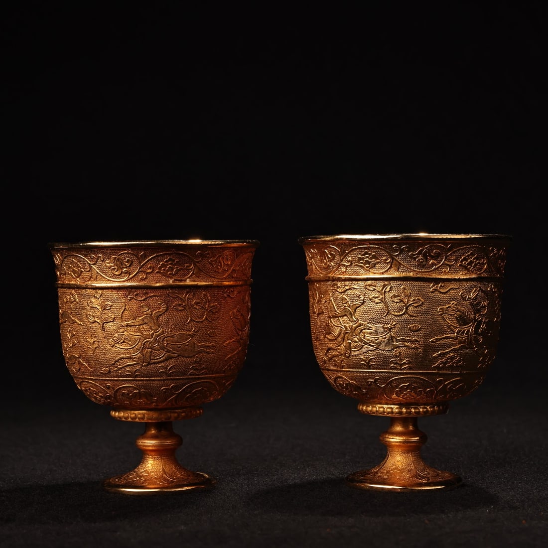 A fine high-relief engraved gilt hunting picture wine glass (1 of 9)