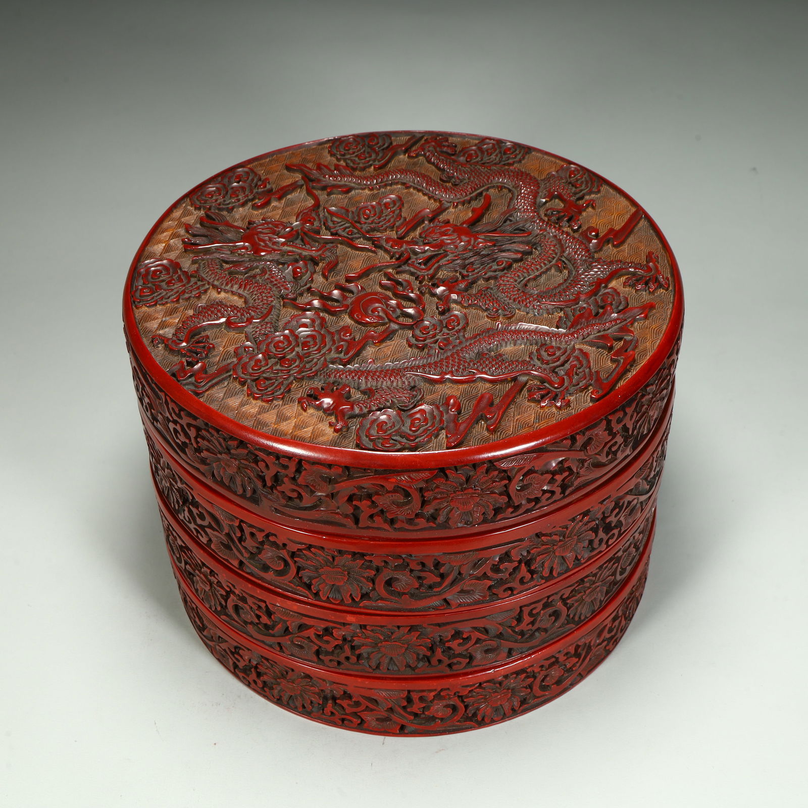 A round box with a red lacquerware double dragon play bead pattern in the Qing Dynasty (1 of 9)