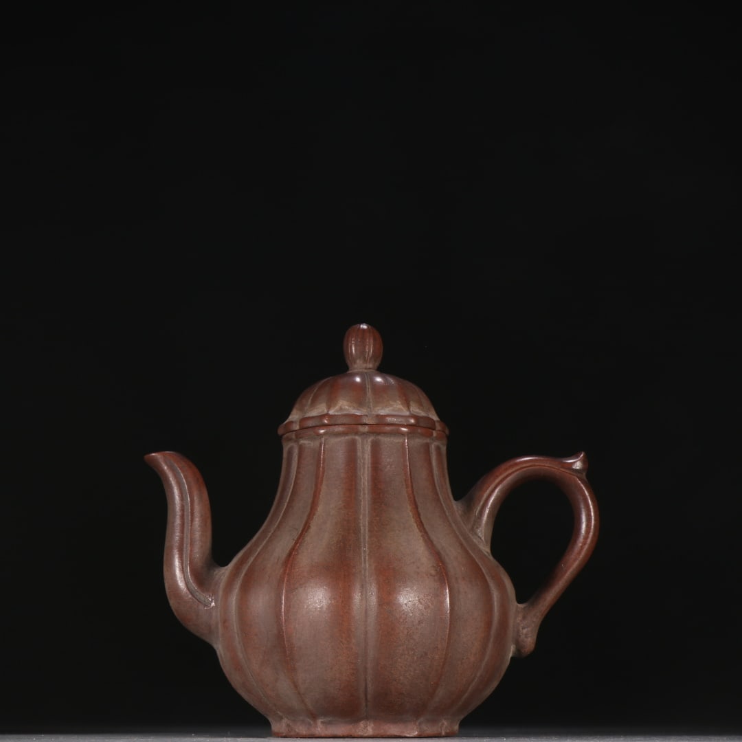 An old purple mud tendon pot with the Jinding trademark: Jinding trademark old purple mud tendon pattern pot Size:H:13.3cmW:13.7cm (The Dimensions Of All Batches Are Manually Measured.If You Need More Detailed Information, Please Contact Our Customer Servic