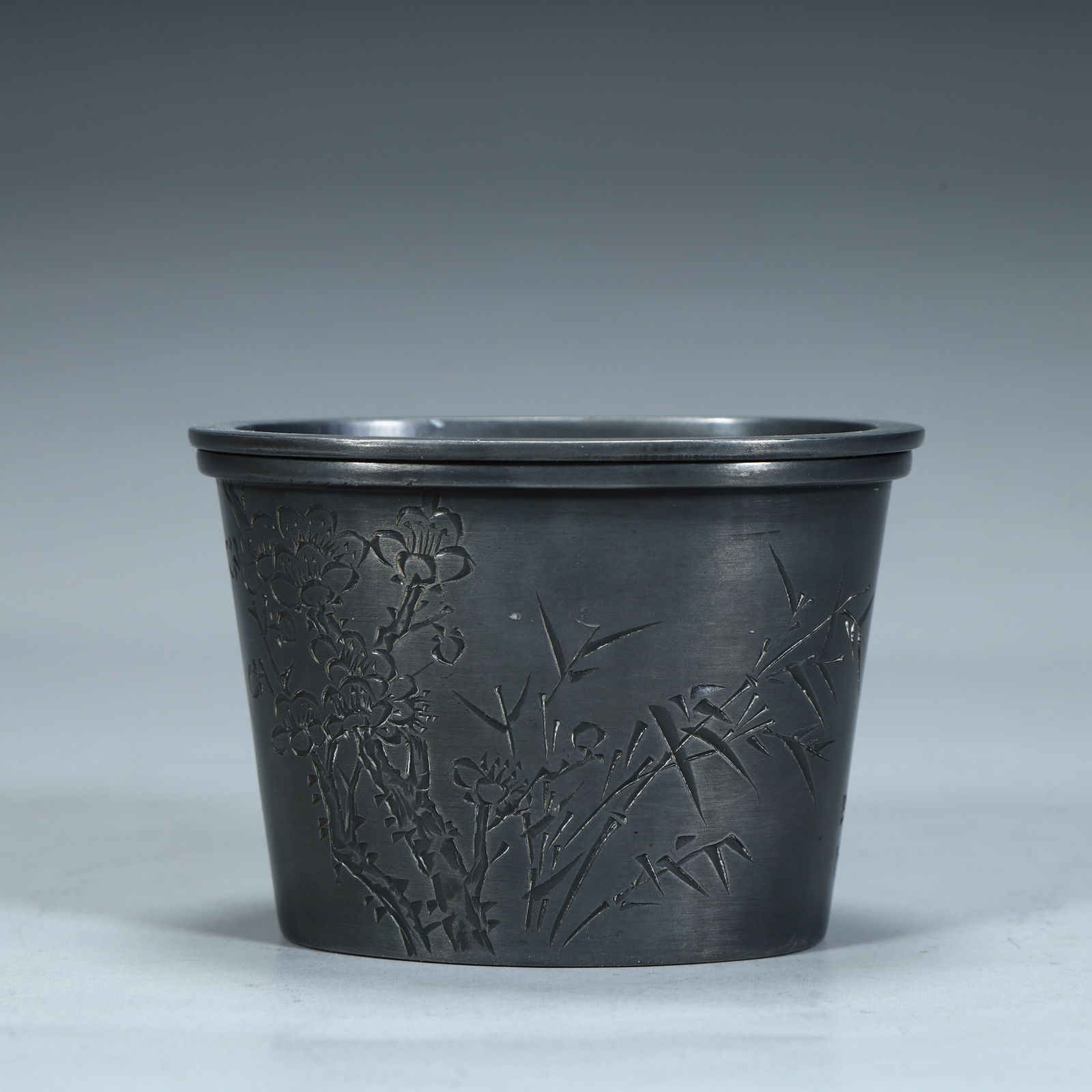 A tea boat made by the Chaoyang Yan's tin tire carved with plum blossom poetry in the Qing Dynasty: Chaoyang Yan's tin carved plum blossom poetry tea boat in the Qing Dynasty Size:H:6.3cmL:9cmW:6.8cmW:310g (The Dimensions Of All Batches Are Manually Measured.If You Need More Detailed Information, Pl