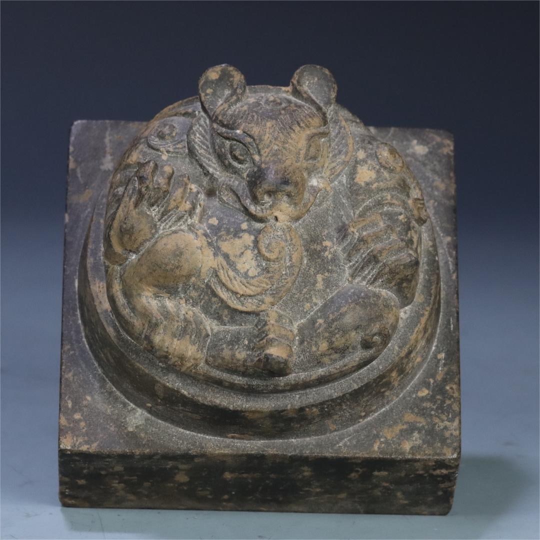 A stone carving of the Han Dynasty Xiong Zhenxi (1 of 9)