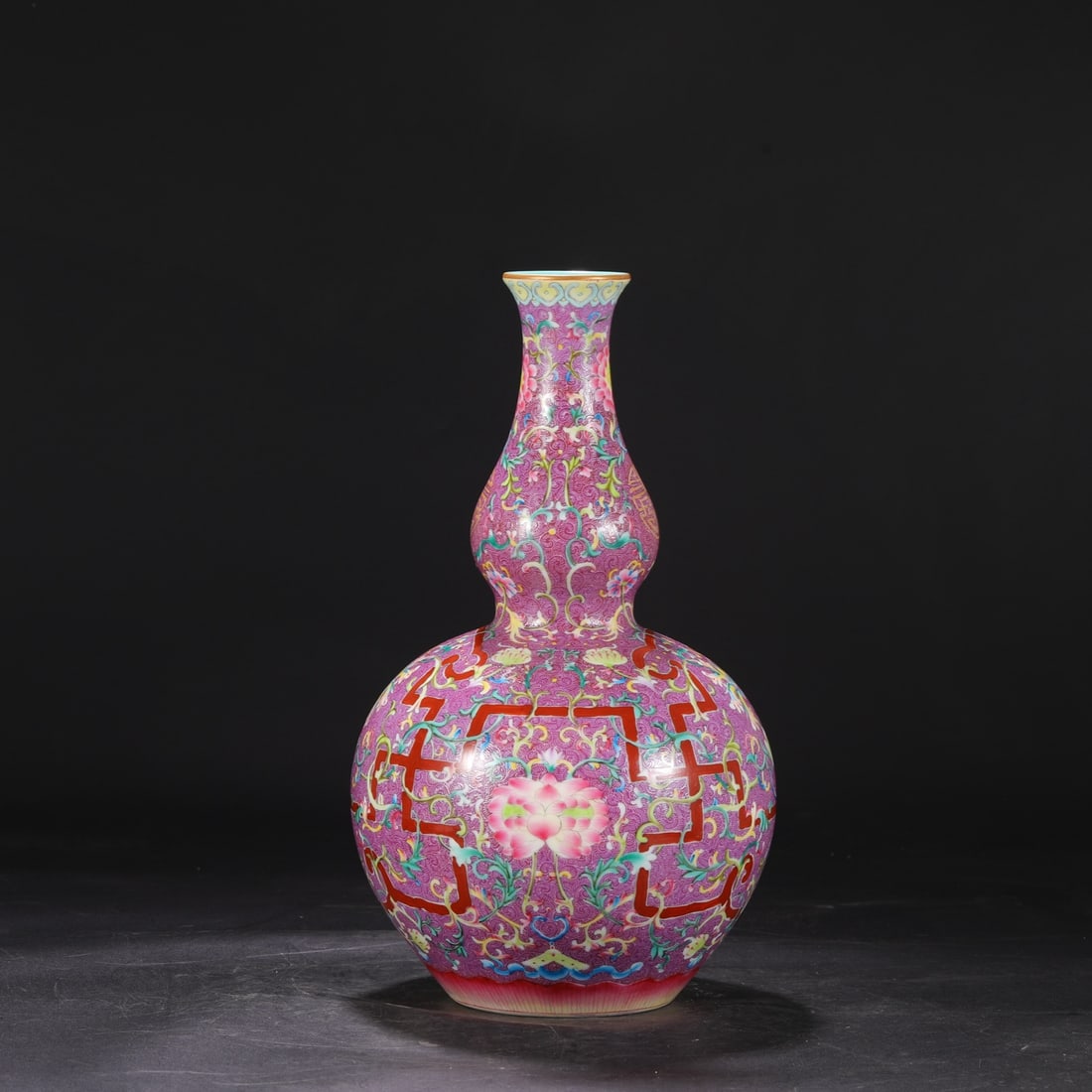 A large gourd bottle made in the Qianlong period of the Qing Dynasty with enamel and purple (1 of 9)