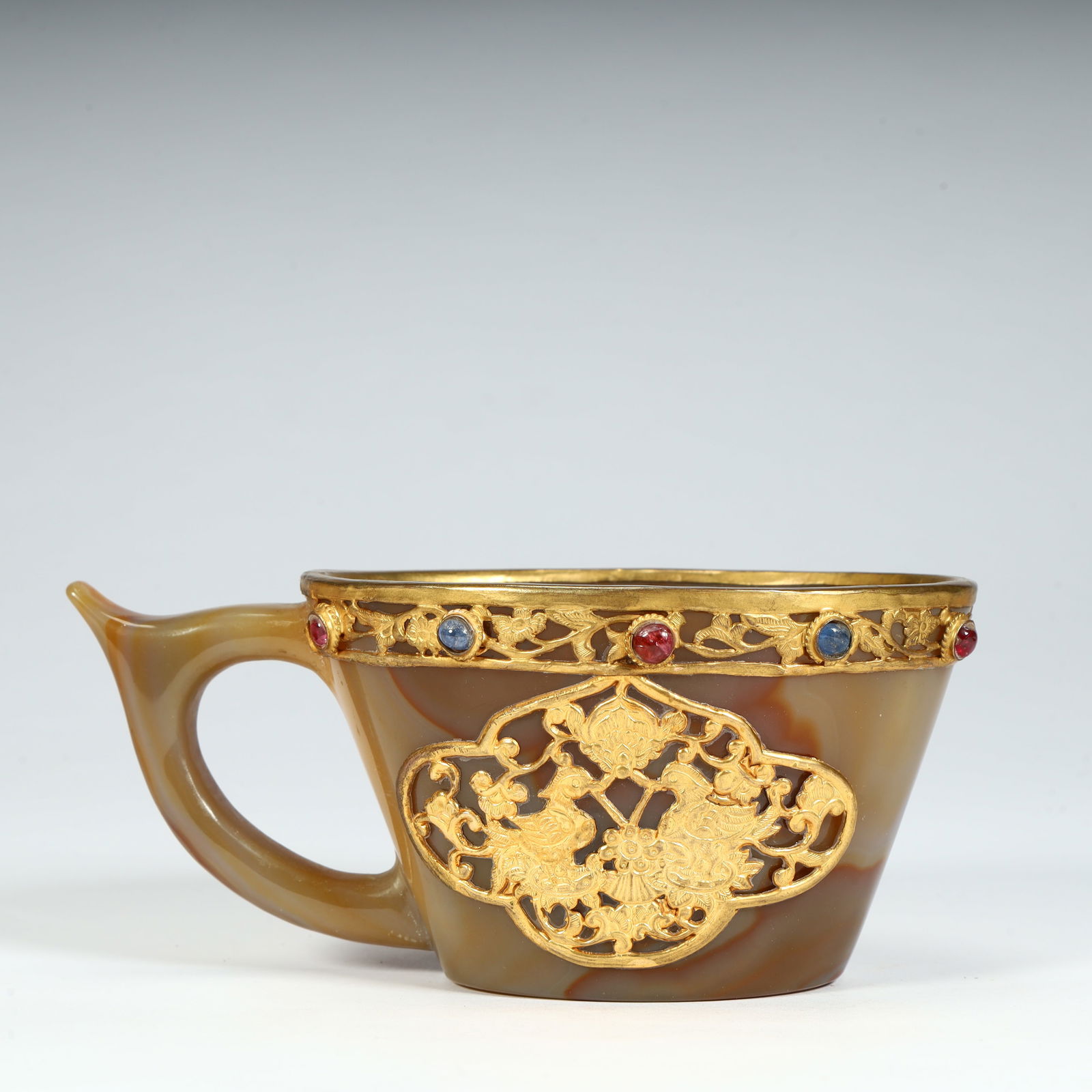 A Qing Dynasty agate-clad gold-inlaid treasure phoenix and ming pattern flowing cup (1 of 9)