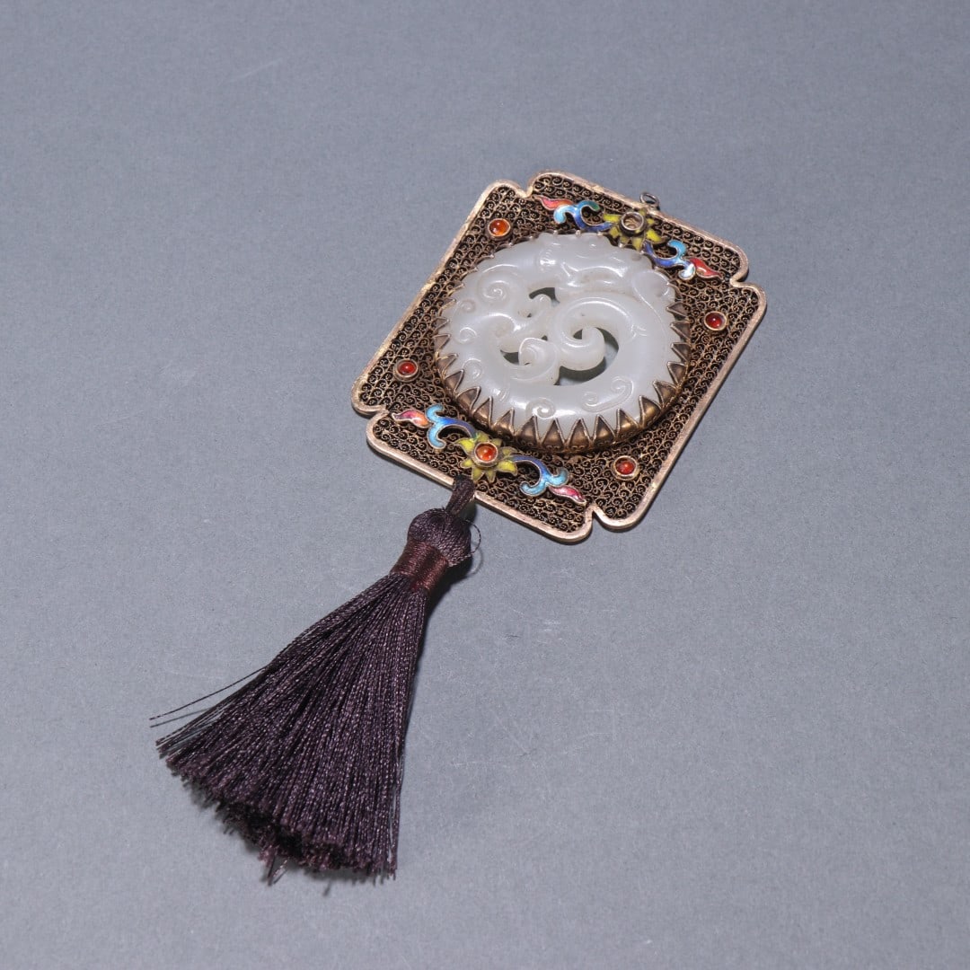 A silver gilt cloisonn é inlaid Hetian jade dragon pattern pendant from the Qing Dynasty (1 of 9)
