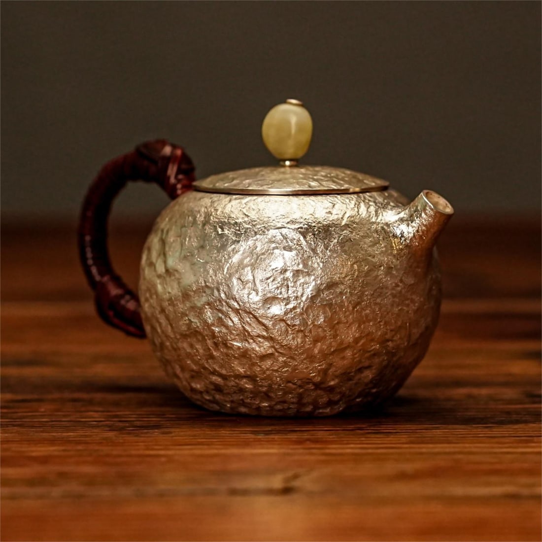 A fine Japanese silver pot: Exquisite Japanese silver pot Size:11×7cmW:105g (The Dimensions Of All Batches Are Manually Measured.If You Need More Detailed Information, Please Contact Our Customer Service Before Bidding.)