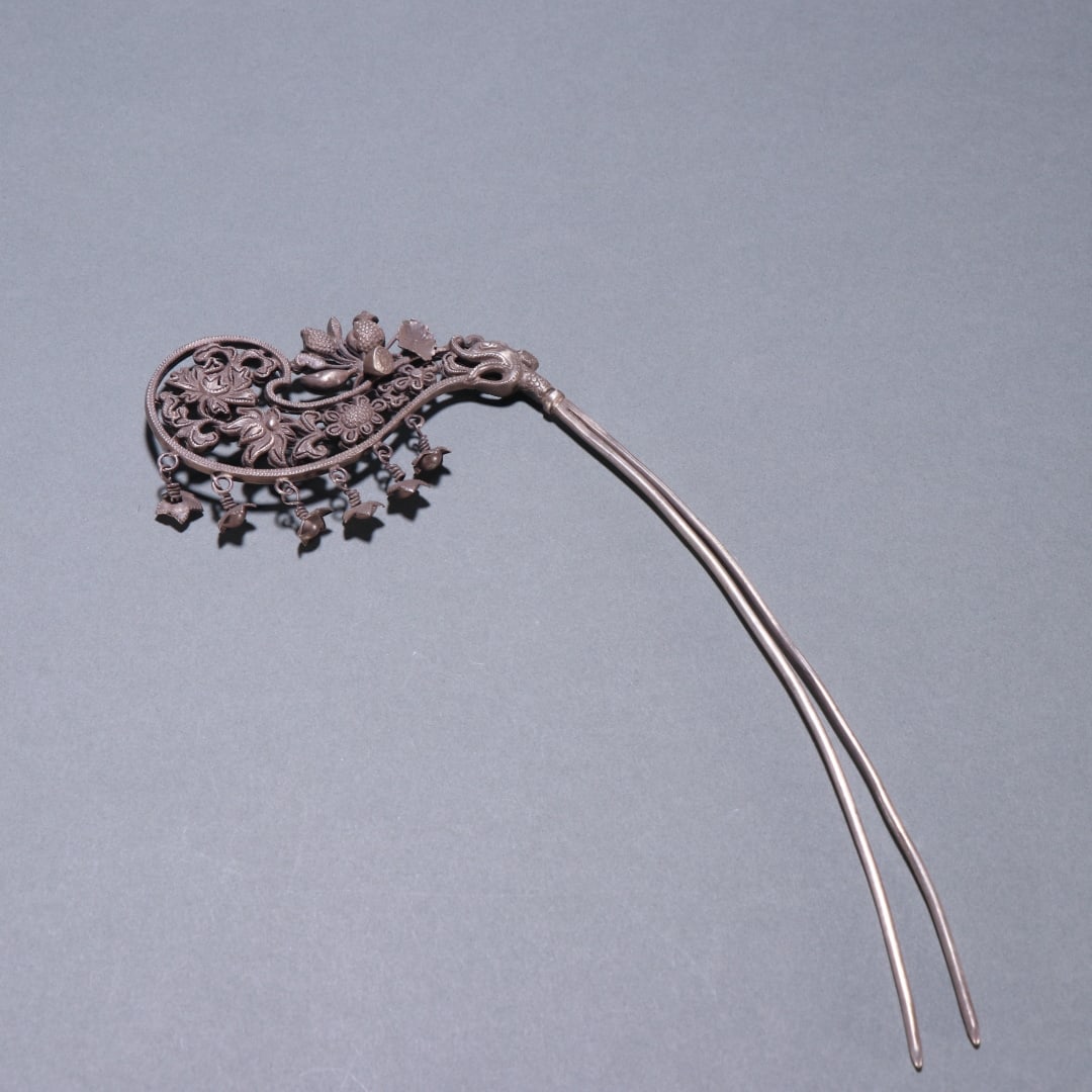 A silver pattern hairpin from the Qing Dynasty (1 of 9)