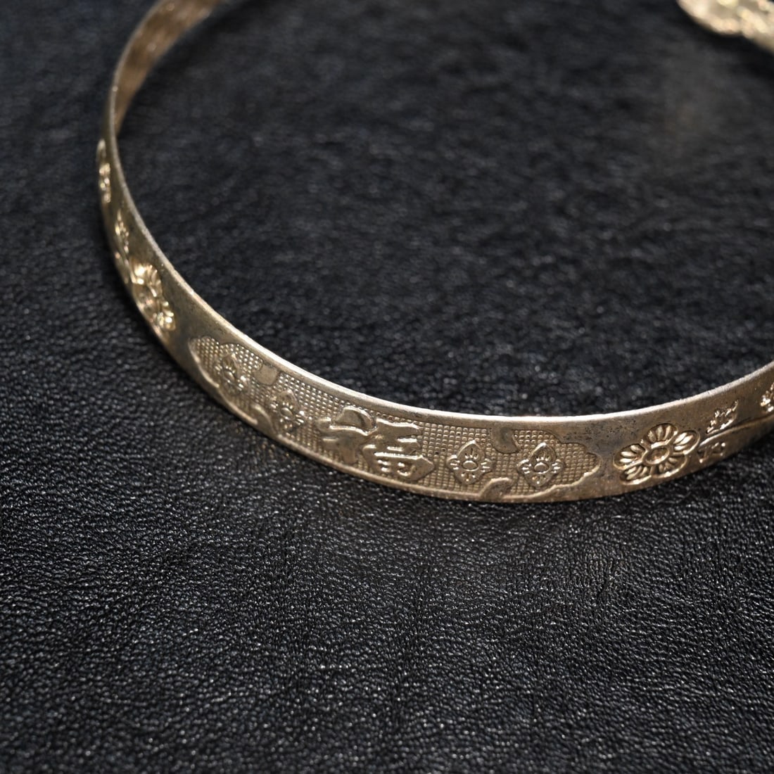 A fine sterling silver pattern bracelet - 2