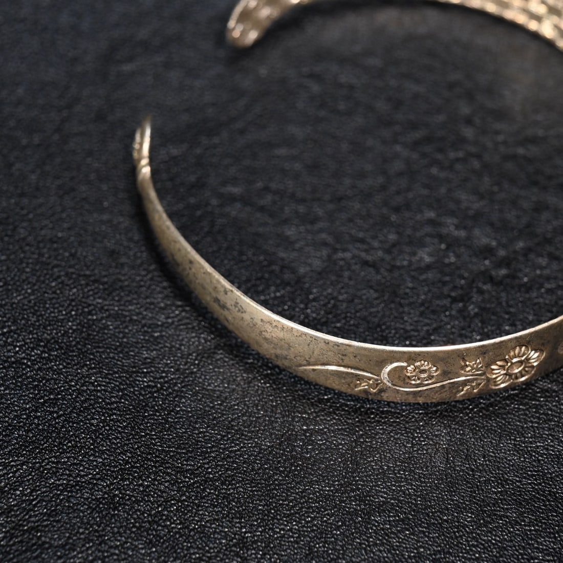 A fine sterling silver pattern bracelet - 9