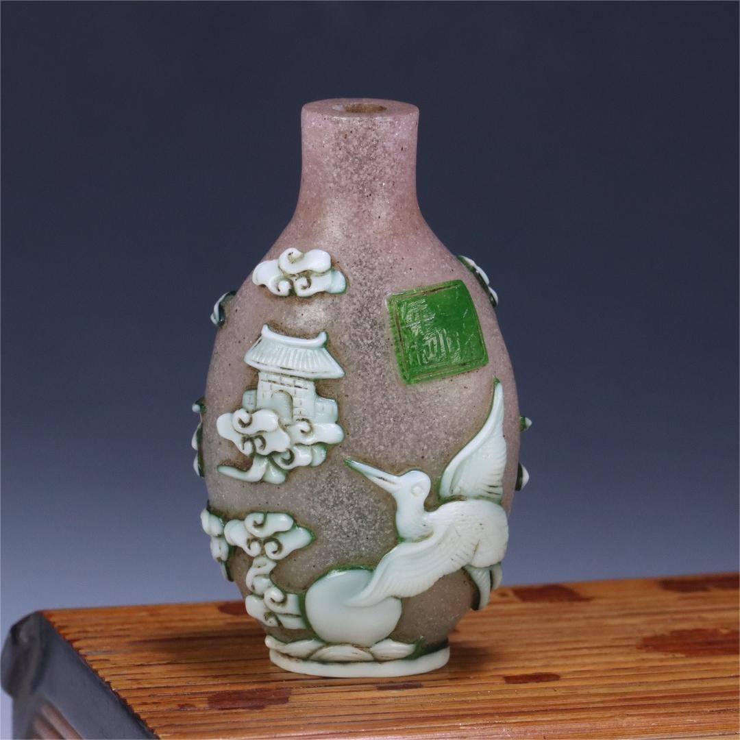 A snuff bottle made in the Qianlong period of the Qing Dynasty is made to prolong life (1 of 9)