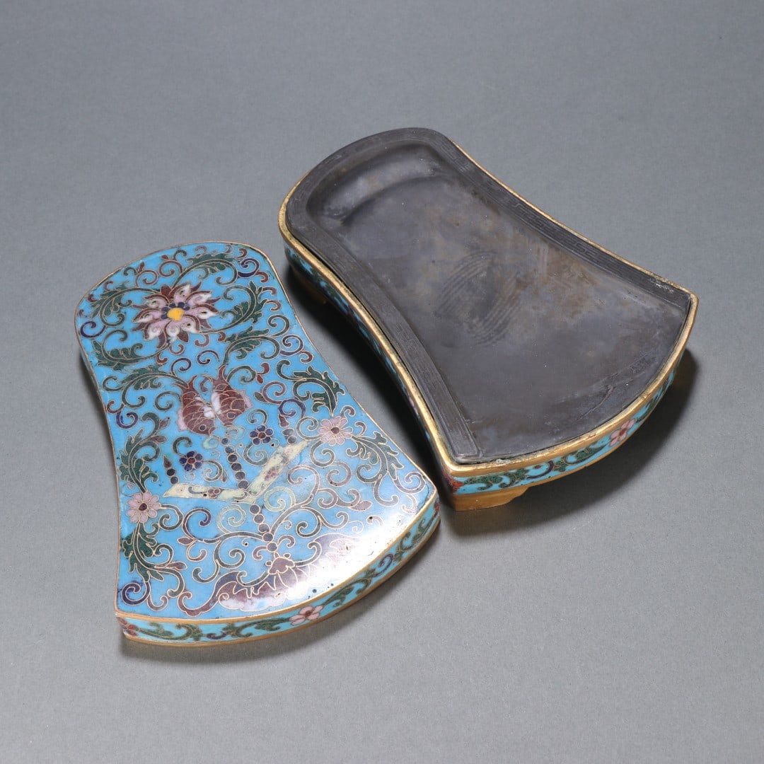 A copper-gilt cloisonn é set of inkstones from the Qing Dynasty (1 of 9)
