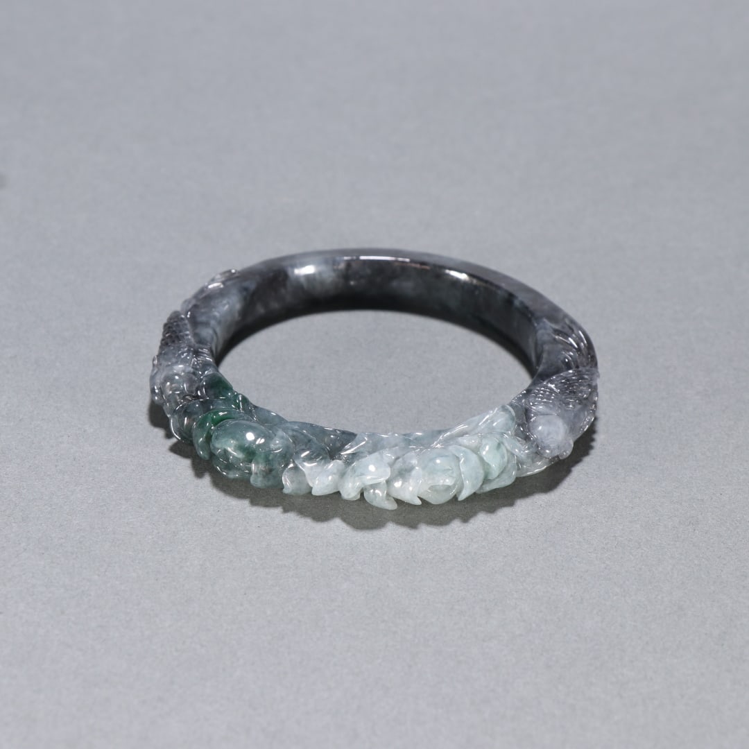 A beautiful jade pattern bracelet (1 of 9)