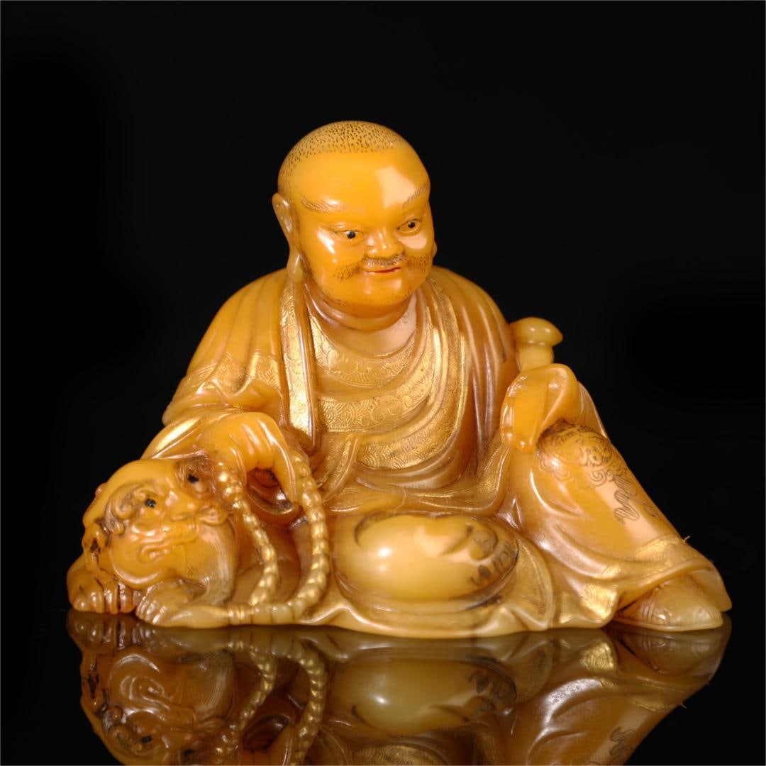 A beautiful Shoushan Shitian yellow theme Arhat ornament: Exquisite Shoushan Shitian yellow theme Arhat ornaments Size:W:202gH:6cmW:8.5cm (The Dimensions Of All Batches Are Manually Measured.If You Need More Detailed Information, Please