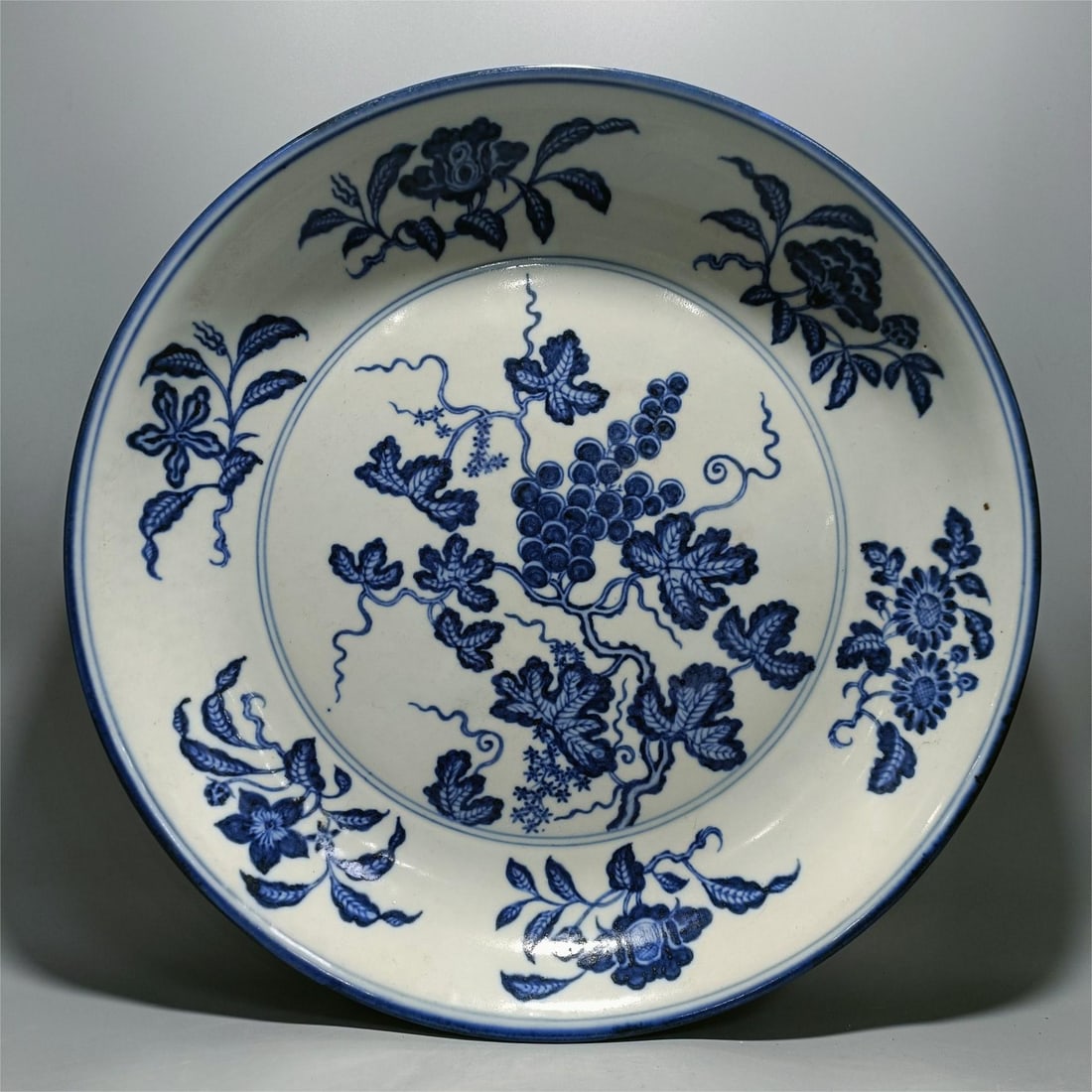 A blue and white folded branch flower grape pattern plate made in the Xuande era of the Ming Dynasty (1 of 9)