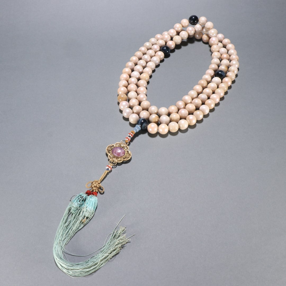 A Qing Dynasty Dongzhu one hundred and eight Buddha beads (1 of 9)