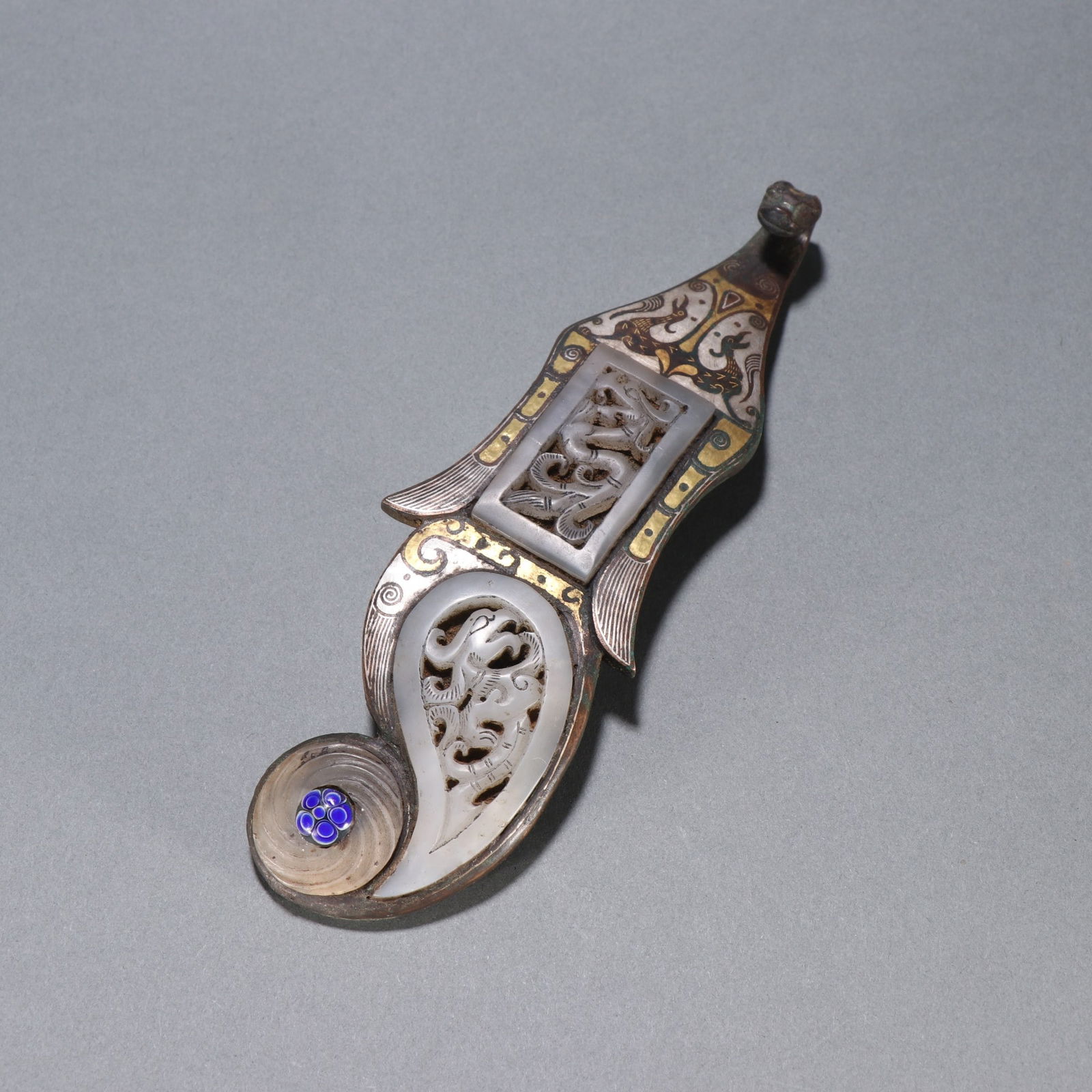 A Han Dynasty copper wrong gold and silver inlaid jade dragon pattern belt hook: The copper and silver inlaid jade dragon pattern hooks of the Han Dynasty Size:L:18.2cmW:6cmW:350g (The Dimensions Of All Batches Are Manually Measured.If You Need More Detailed Information, Please Co