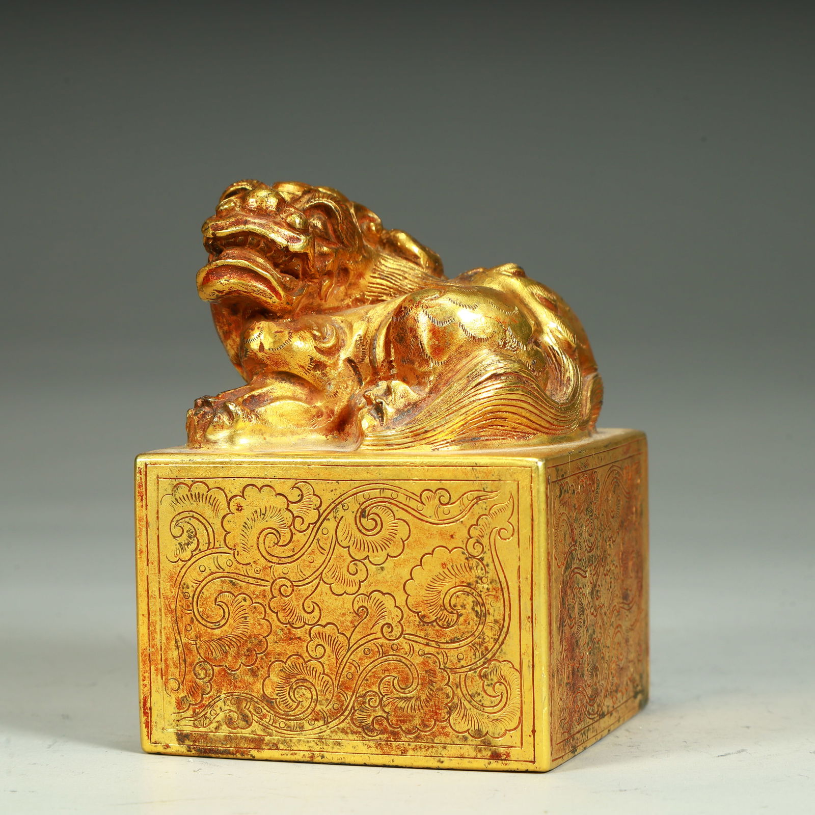 A copper gilt lion button entwined seal of the Qing Dynasty (1 of 10)
