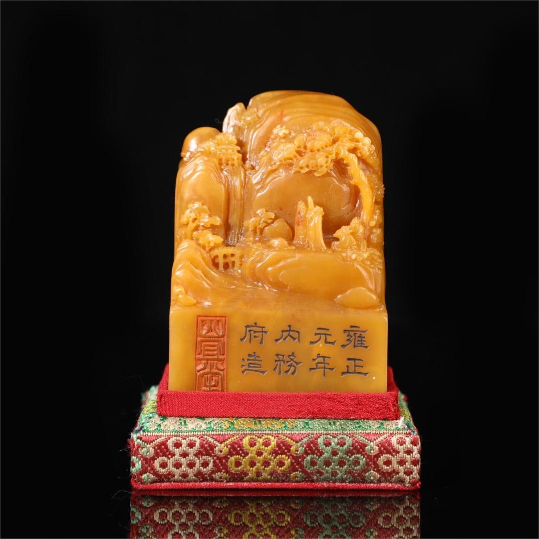 A fine Shoushan stone seal: Exquisite Shoushan stone seal Size:W:422gH:8cmW:6cm (The Dimensions Of All Batches Are Manually Measured.If You Need More Detailed Information, Please Contact Our Customer Service Before Bidding.)