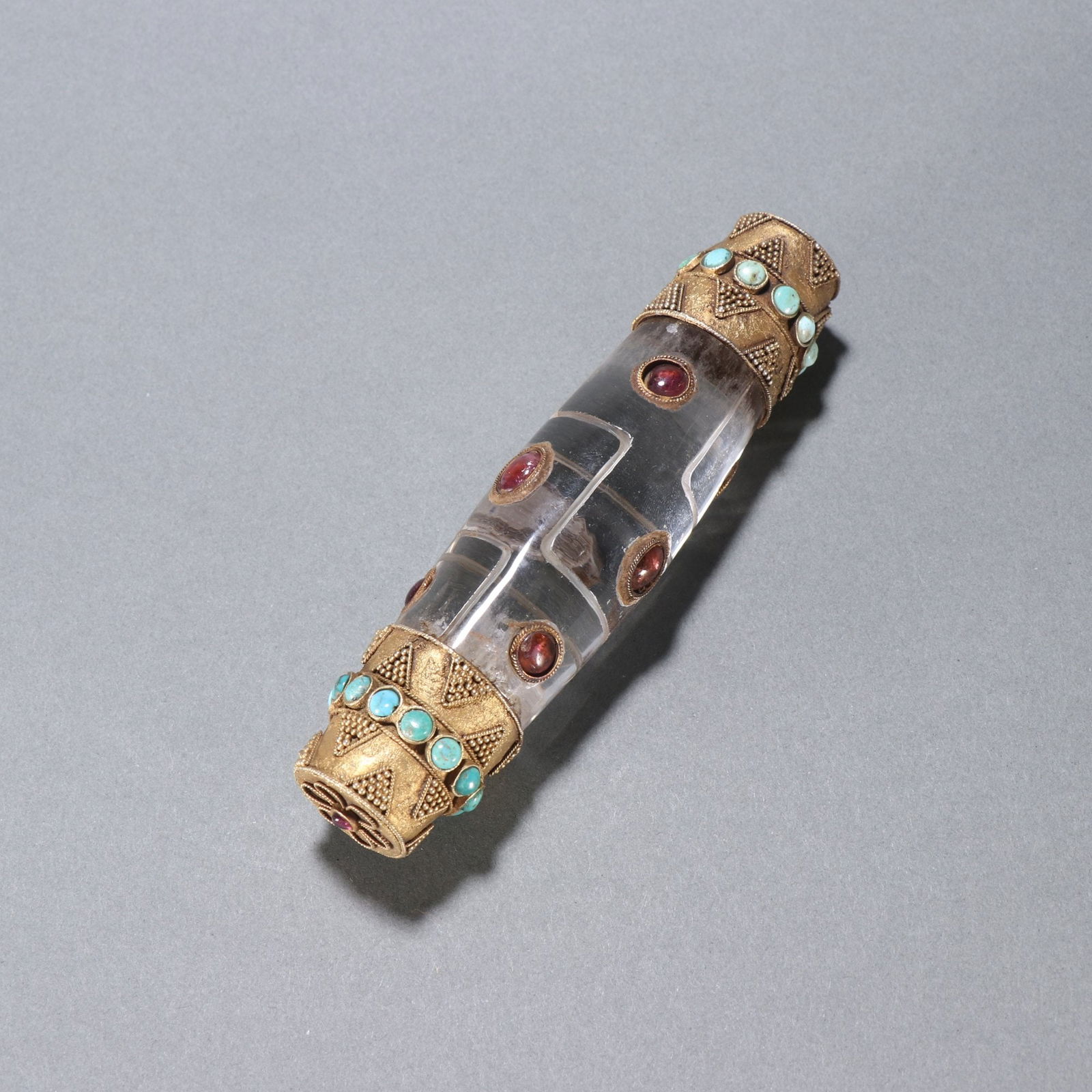 A beautiful crystal-enclosed gold-inlaid jewel offering bead: Exquisite crystal-enclosed gold-inlaid jewel offering beads Size:L:12.8cmW:3.3cmW:214.6g (The Dimensions Of All Batches Are Manually Measured.If You Need More Detailed Information, Please Contact Our
