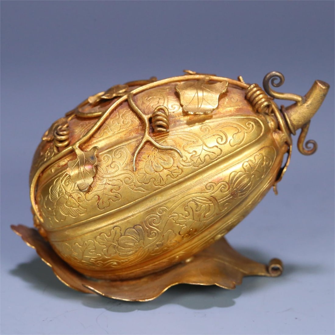 A silver-gilt blessing melon snuff bottle from the Qing Dynasty: Qing Dynasty silver gilt Fugua snuff bottle Size:9.2x5.3x6cmW:123.7g (The Dimensions Of All Batches Are Manually Measured.If You Need More Detailed Information, Please Contact Our Customer Service Bef