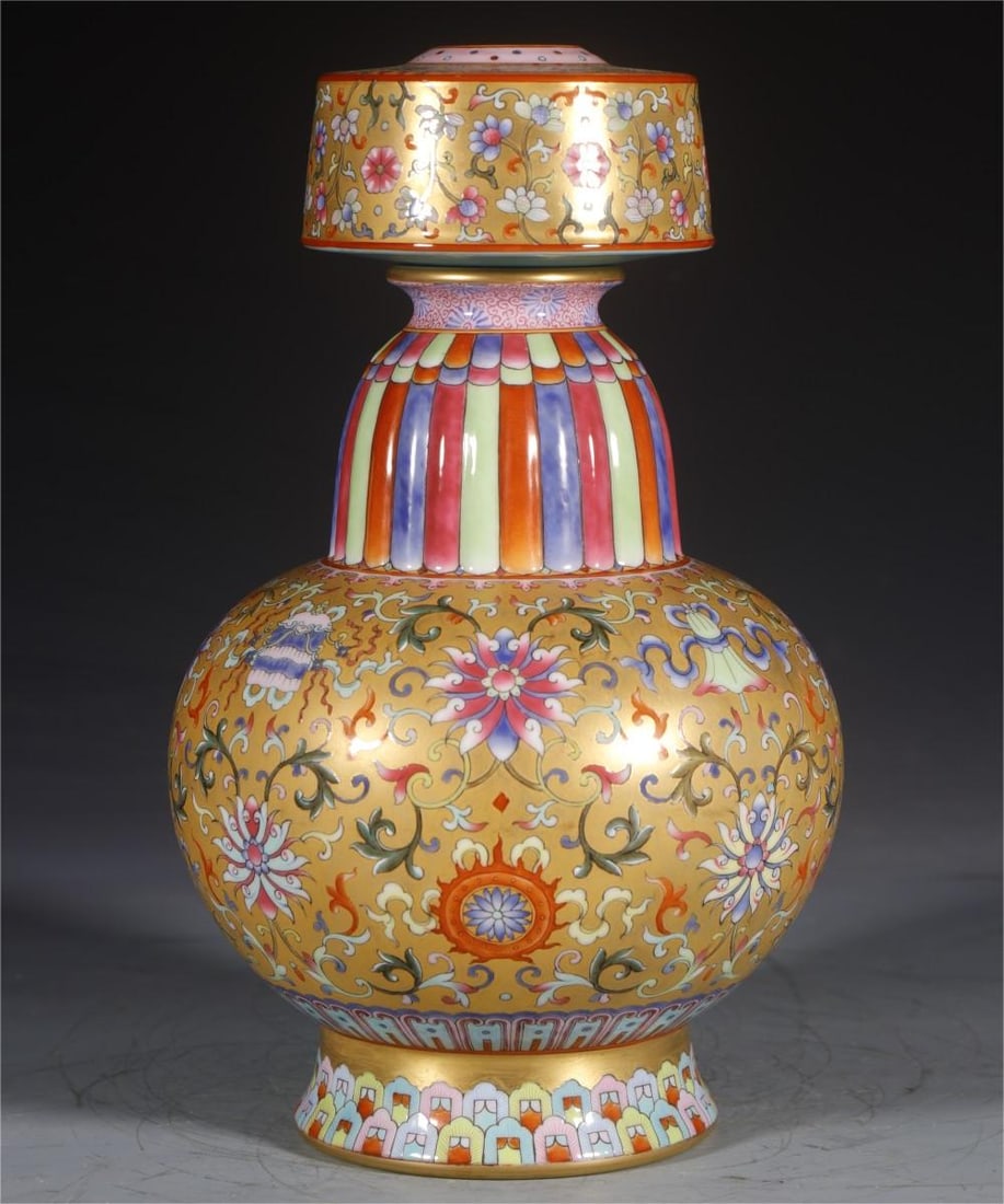 A Qing Dynasty Qianlong year made of entwined lotus gold ground spray bottle: Qing Dynasty Qianlong year made of entwined lotus gold ground spray bottle Size:H:26.5cmCalibre:3.5cmBottom:9cm (The Dimensions Of All Batches Are Manually Measured.If You Need More Detailed Informati