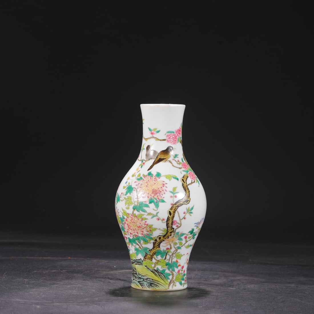An olive vase with enamel flowers and birds made in the Yongzheng era of the Qing Dynasty: Qing Dynasty Yongzheng year enamel flower and bird pattern olive bottle Size:H:25.5cmCalibre:6cm (The Dimensions Of All Batches Are Manually Measured.If You Need More Detailed