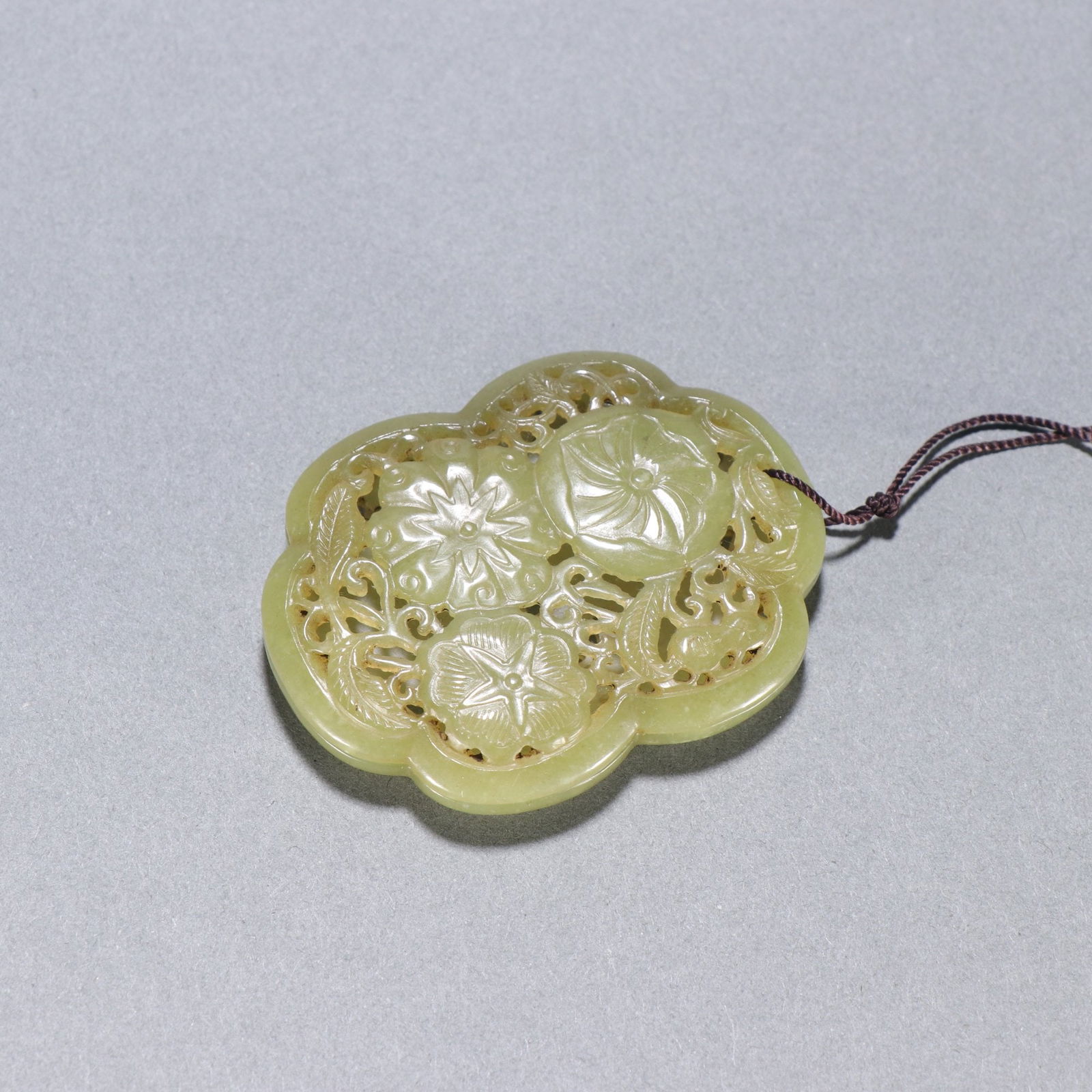 A Qing Dynasty Hetian topaz floral pattern sachet: Qing Dynasty Hetian topaz floral pattern sachet Size:W:6×4.5cmW:26.1g (The Dimensions Of All Batches Are Manually Measured.If You Need More Detailed Information, Please Contact