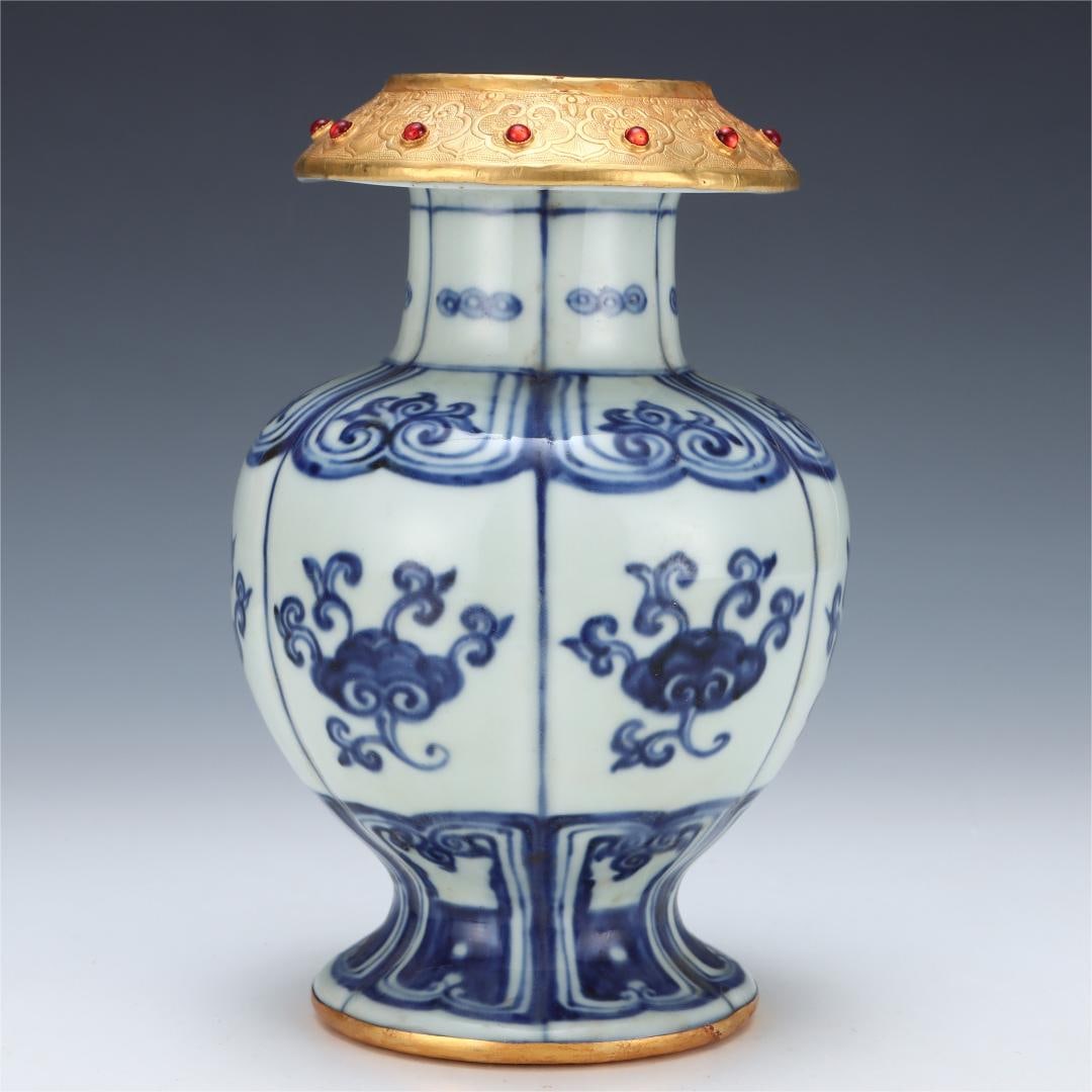 A blue and white gold-carved pomegranate statue made in the Xuande period of the Ming Dynasty: The blue and white gold-carved pomegranate statue made in the Xuande year of the Ming Dynasty Size:H:21cmBellydiameter:14.2cm (The Dimensions Of All Batches Are Manually