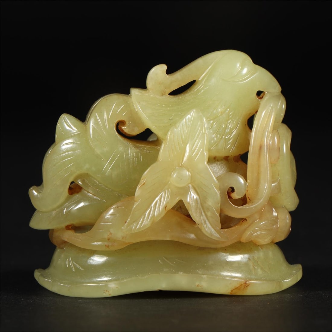 A Qing Dynasty Hetian topaz spring water jade bird-shaped stove top: Qing Dynasty's Hetian topaz spring water jade bird-shaped stove top Size:L:5.3cmW:3.6cmH:4.6cmW:96g (The Dimensions Of All Batches Are Manually Measured.If You Need More Detailed