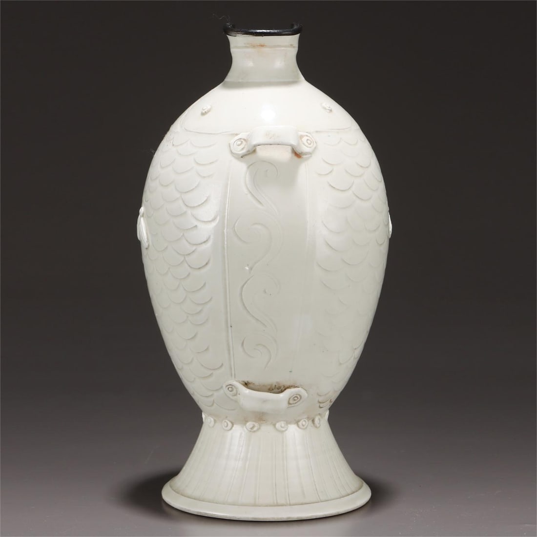 A fish-shaped vase inlaid with silver buckles in a Song Dynasty Ding kiln: The Song Dynasty Ding kiln is inlaid with silver buckle fish-shaped bottles Size:H:22.5cmBellydiameter:12cm (The Dimensions Of All Batches Are Manually Measured.If You Need More Detailed Information,