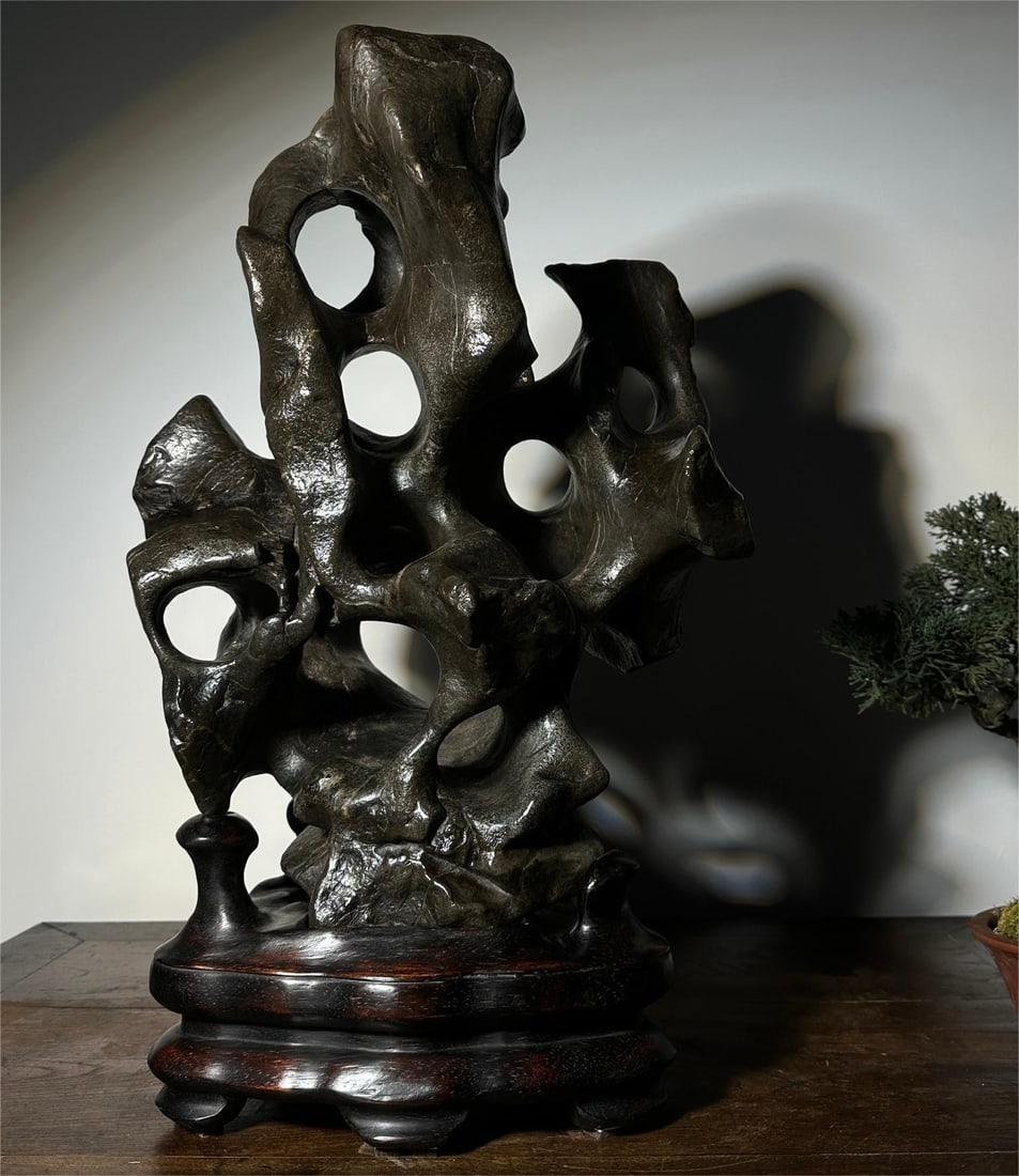 A piece of exquisite Taihu Lake stone Yangyun (1 of 7)