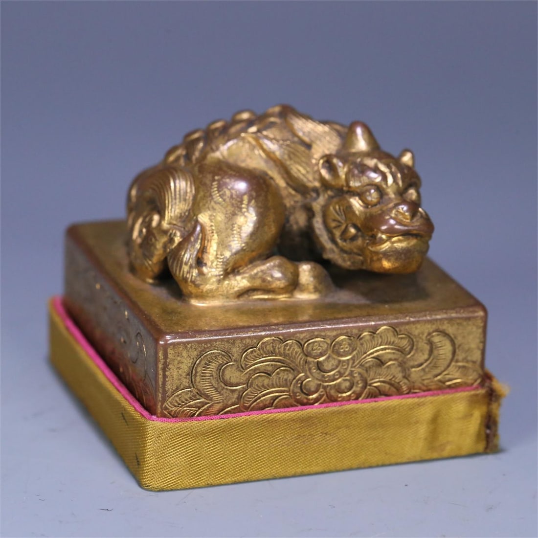 A copper gilt beast button seal of the Qing Dynasty (1 of 9)