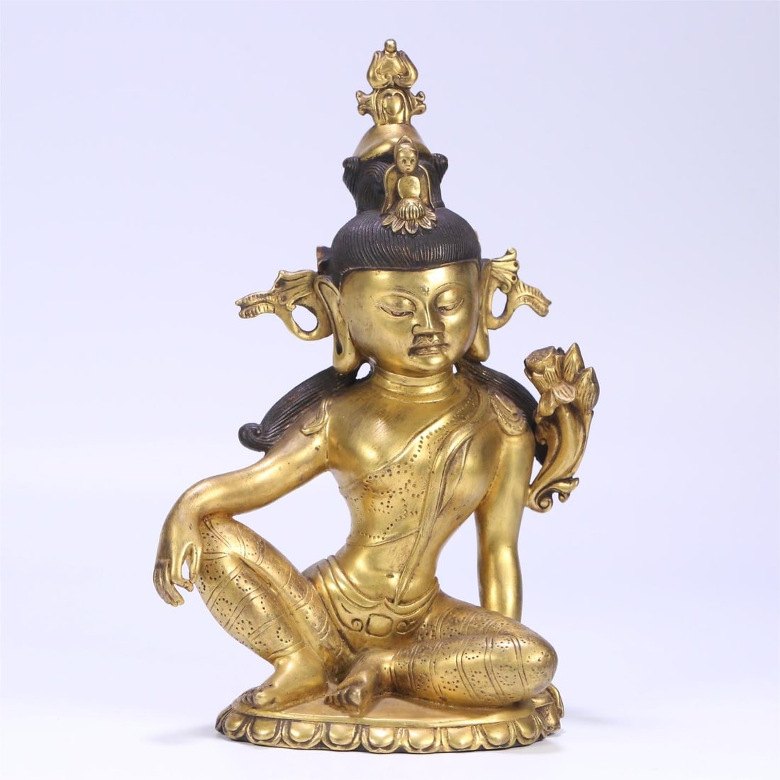 A bronze gilt Guanyin statue of the Qing Dynasty: The bronze gilt Guanyin statue of the Qing Dynasty Size:21x14x7cmW:1500g (The Dimensions Of All Batches Are Manually Measured.If You Need More Detailed Information, Please Contact Our Customer Service