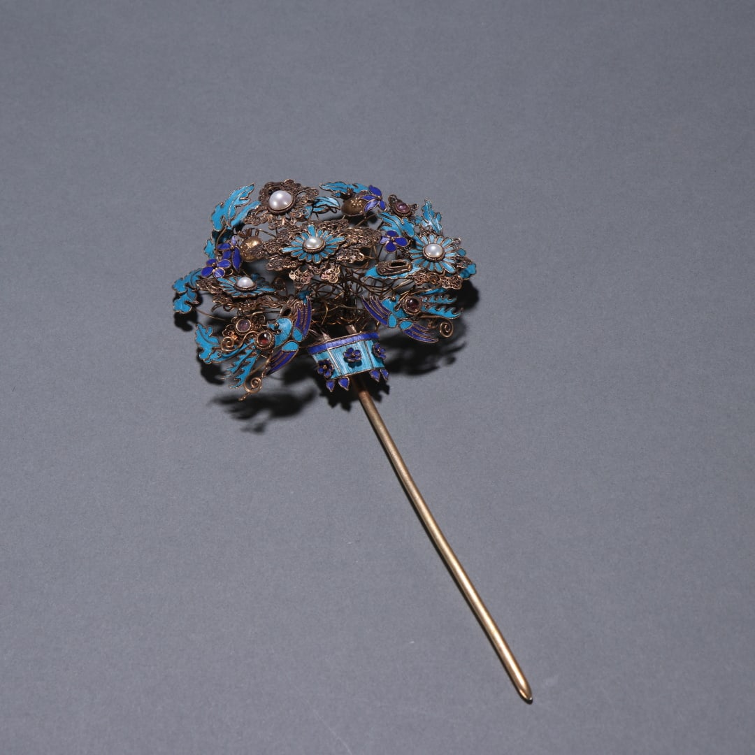 A Qing Dynasty silver-gilt emerald inlaid pearl pattern hairpin (1 of 9)