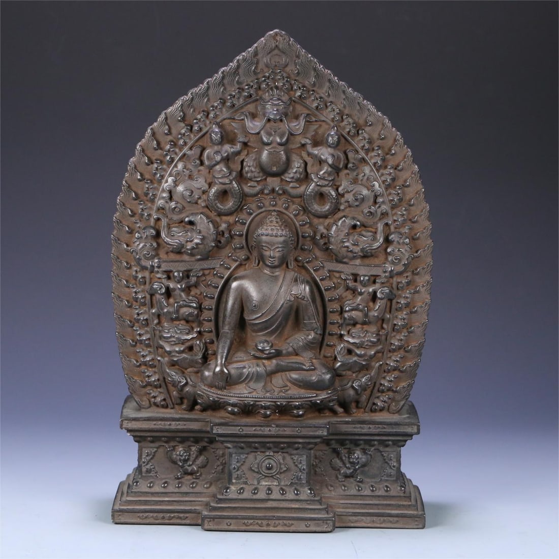 A black stone carving statue of Shakyamuni from the Qing Dynasty: The black stone carving of Shakyamuni in the Qing Dynasty Size:33.5x21.5x8cmW:7735g (The Dimensions Of All Batches Are Manually Measured.If You Need More Detailed Information, Please Contact Our Custo