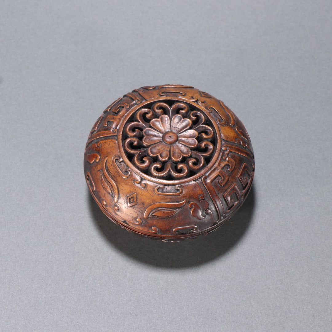 A Qing Dynasty Huanghuali pattern aromatherapy box: Qing Dynasty yellow pear pattern aromatherapy box Size:H:4.5cmW:8.2cmW:57.1g (The Dimensions Of All Batches Are Manually Measured.If You Need More Detailed Information, Please Contact Our Customer Ser