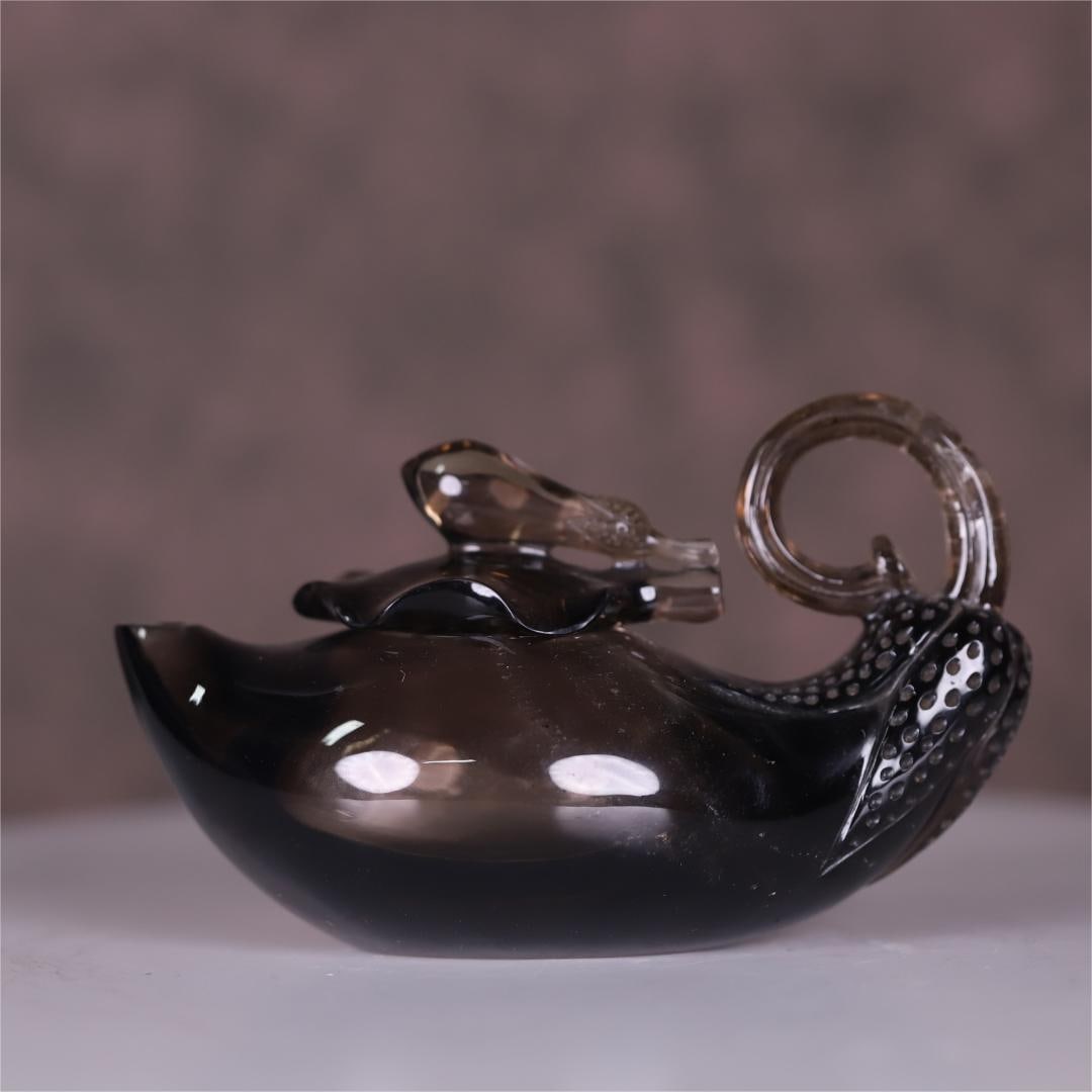 A tea crystal carved eggplant-shaped pot from the Qing Dynasty: The tea crystal carved eggplant-shaped pot in the Qing Dynasty Size:14.8x7.6x9.1cmW:466g (The Dimensions Of All Batches Are Manually Measured.If You Need More Detailed Information, Please Contact Our