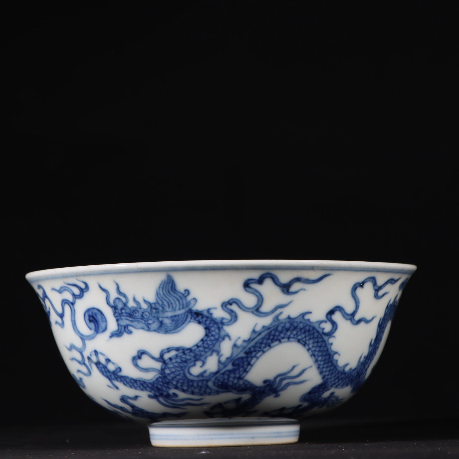 A blue and white dragon pattern bowl made in the Chenghua year of the Ming Dynasty (1 of 9)