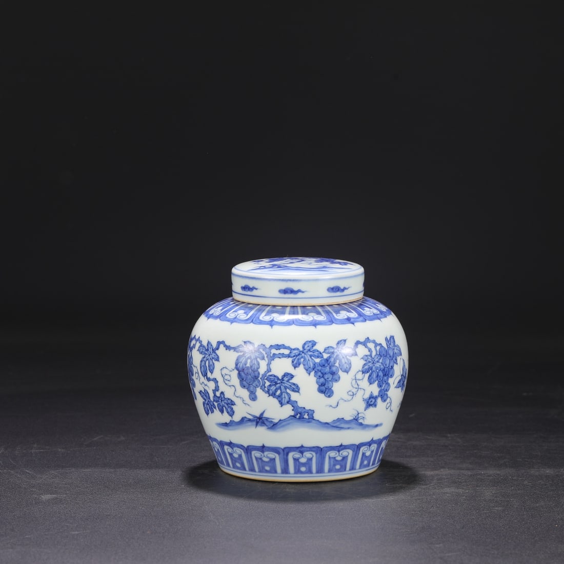 A blue and white grape pattern heavenly lid jar made in the Chenghua year of the Ming Dynasty: The blue and white grape pattern heavenly lid jar made in the Chenghua year of the Ming Dynasty Size:H:14.5cmCalibre:7cmBellydiameter:14.5cm (The Dimensions Of All Batches Are Manually Measured.If You