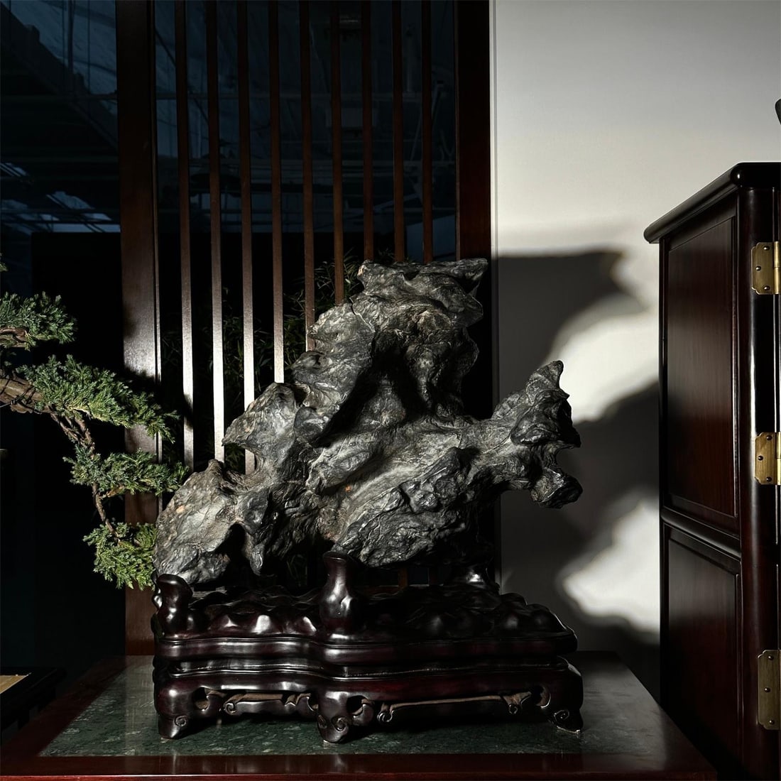 A beautiful Lingbi stone: Exquisite Lingbi stone Size:H:58cmW:56cmT:30cm (The Dimensions Of All Batches Are Manually Measured.If You Need More Detailed Information, Please Contact Our Customer Service Before Bidding.)