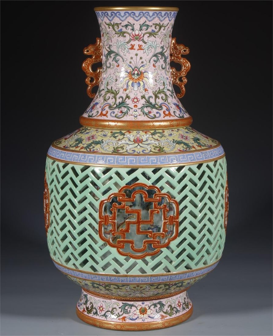 An amphora hollow dragon boat made in the Qianlong period of the Qing Dynasty (1 of 8)