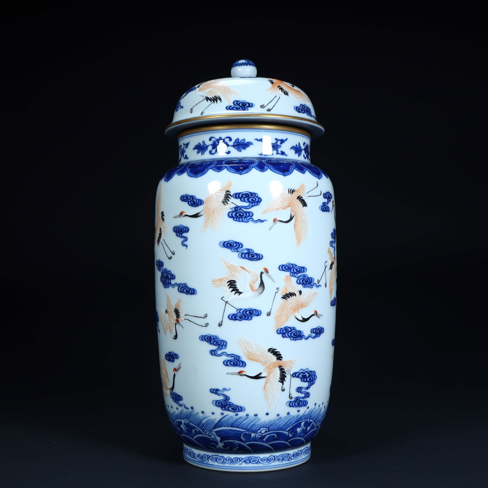 A Qing Dynasty Qianlong model of blue and white alum red with gold painted cloud crane pattern lid: Qing Dynasty Qianlong model blue and white alum red gilded cloud crane pattern lid jar Size:H:34cmL:14.5cmW:14.5cmW:1.9kg (The Dimensions Of All Batches Are Manually Measured.If You Need More Detailed