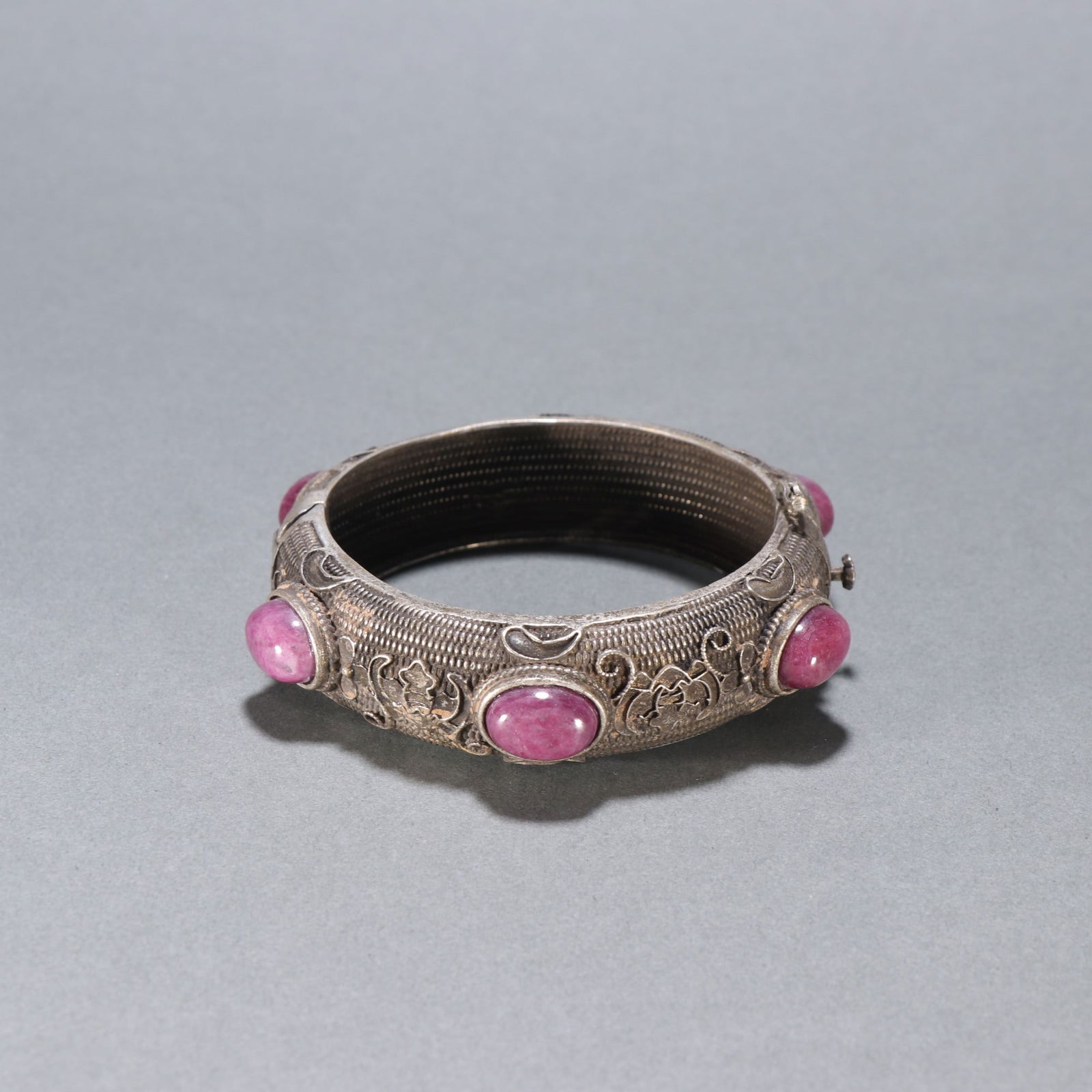 A silver-inlaid ruby bracelet from the Qing Dynasty: Qing Dynasty silver-inlaid ruby bracelet Size:lnsidediameter:6cmThick:1.9cmW:85.2g (The Dimensions Of All Batches Are Manually Measured.If You Need More Detailed Information, Please Contact Our Custom